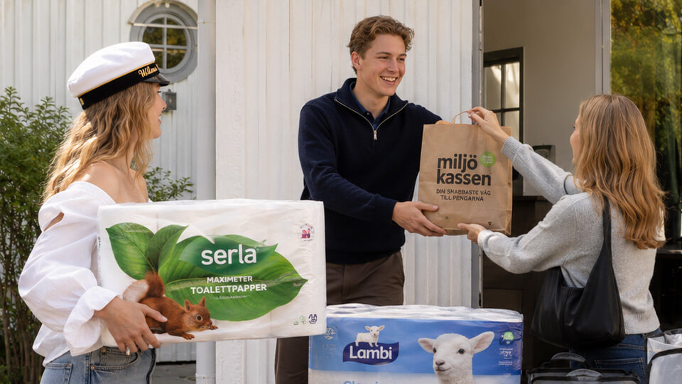 elever som säljer för att samla pengar till studenten