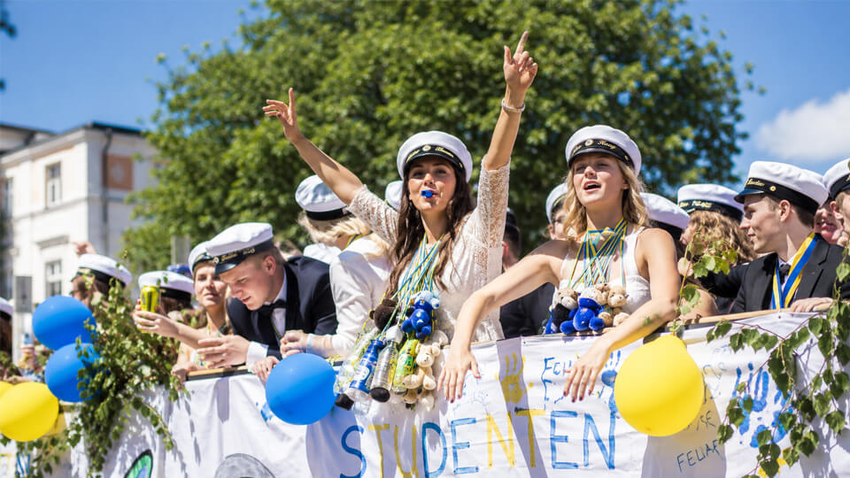 elever som har samlat pengar till studenten